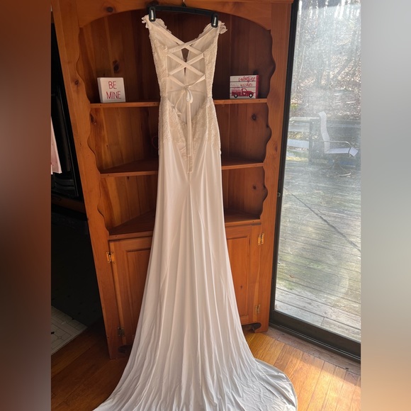 Elegant ivory evening gown with lace detail and subtle sparkle! - Picture 4 of 10